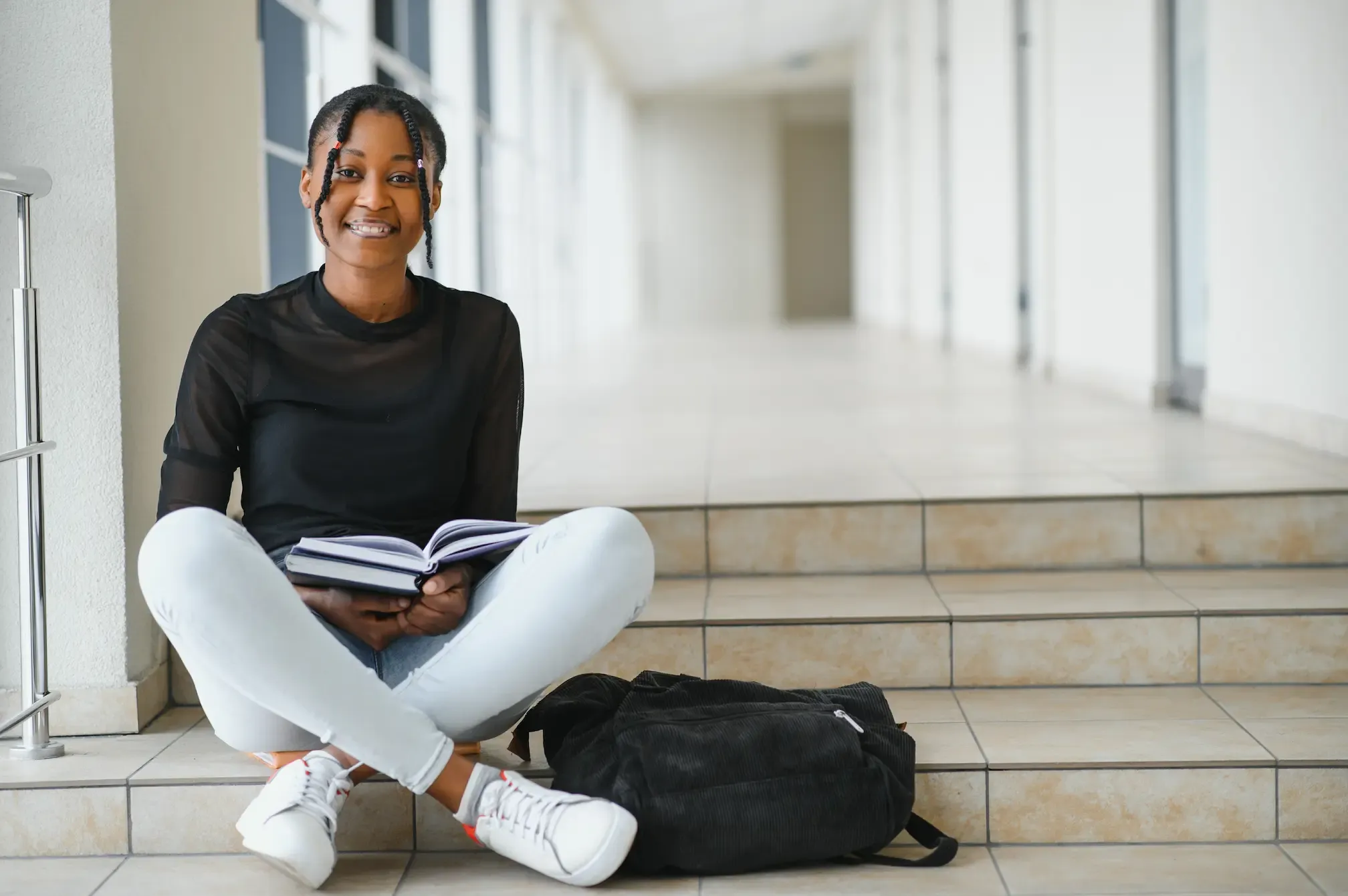 Étudiants devant l'entrée principale du campus IRSP-CAQ